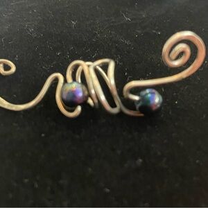 Elegant Swirl Wire Ear Cuff with Iridescent Beads